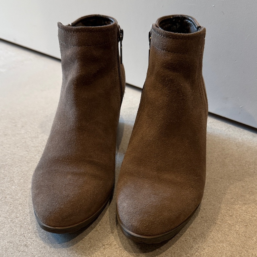 Blondo taupe brown suede booties 8